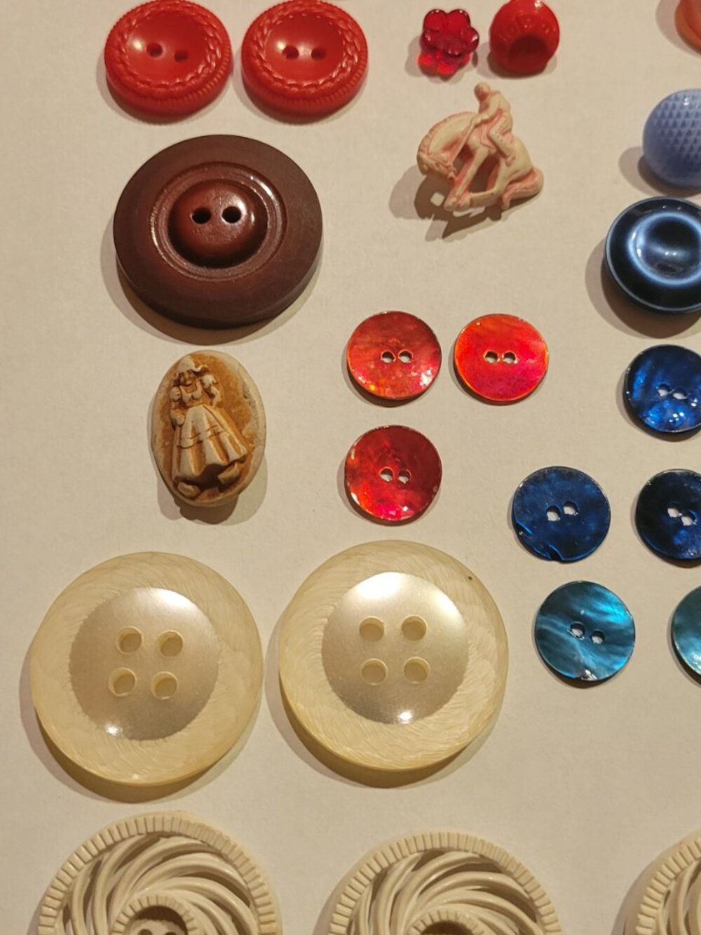 Lot of Assorted Vintage Buttons - Picture 2 of 9